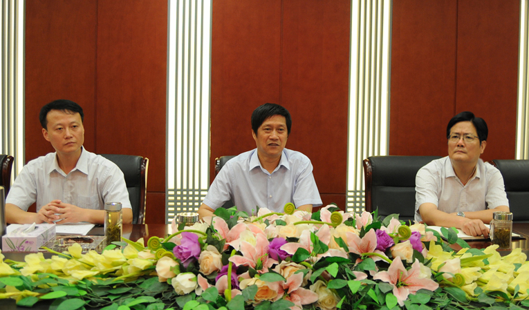 項(xiàng)義水董事長(zhǎng)向胡錫萍副市長(zhǎng)匯報(bào)華億發(fā)展戰(zhàn)略