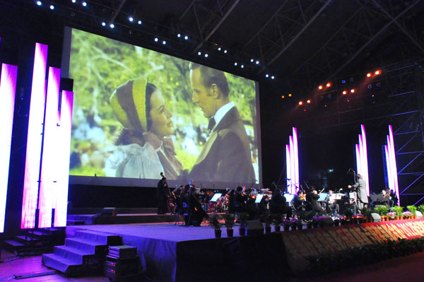 8來(lái)賓們正在聆聽(tīng)演奏家們的表演.JPG