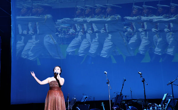 7來(lái)自蕪湖廣電的主持人獻(xiàn)上一曲優(yōu)美動(dòng)聽(tīng)的歌曲.JPG