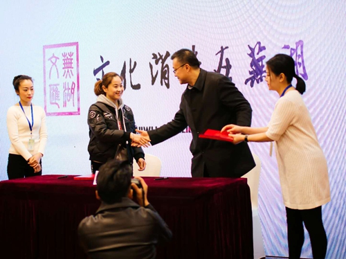 華億環(huán)球影城廣場(chǎng)店經(jīng)理參加簽約儀式.jpg