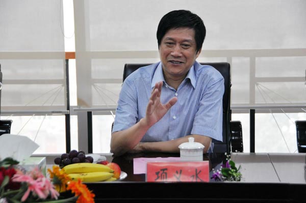 3.華億集團董事長項義水正在同與會領導介紹華億在荻港鎮(zhèn)未來的規(guī)劃情況.jpg