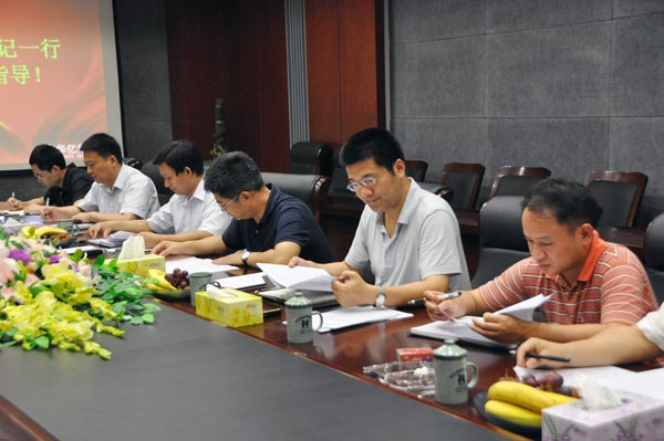 3.鏡湖區(qū)領(lǐng)導(dǎo)正在聽(tīng)取匯報(bào).JPG