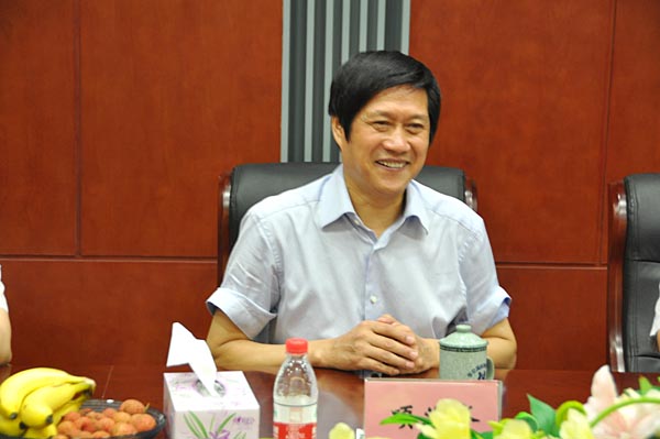 3.項義水董事長向市區(qū)領導匯報華億集團經濟發(fā)展狀況.jpg