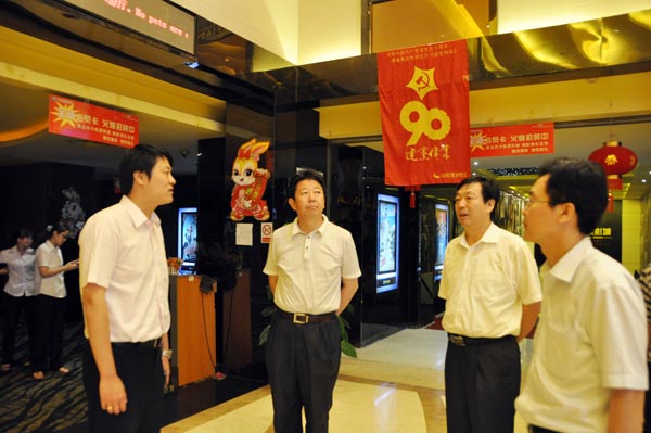 5.項領(lǐng)總裁陪同王市長一行來到華億環(huán)球影城考察.jpg