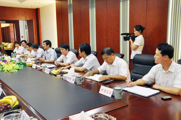 2.華億集團(tuán)高管集體熱情歡迎客人的到訪.jpg