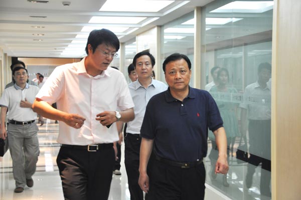 4.在華億置業(yè)公司，項領(lǐng)總裁向考察團(tuán)介紹華億地產(chǎn)項目發(fā)展情況.jpg