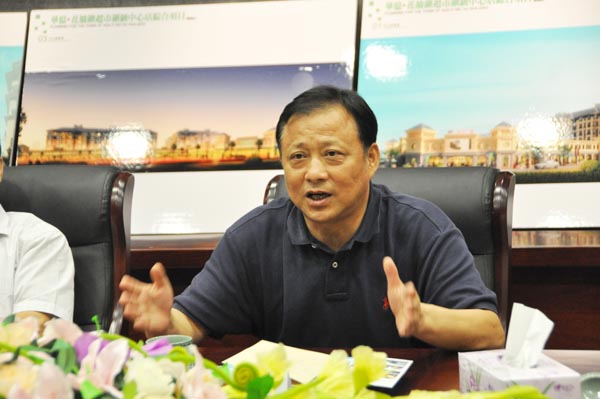 8.陳良平主席對華億集團(tuán)的發(fā)展成果表示贊賞，并希望華億集團(tuán)投資銅陵.jpg