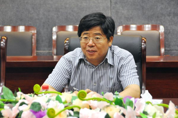 4.市委常委、副市長姜四清對鏡湖區(qū)各項工作表示贊許，對華億集團的發(fā)展予以肯定，希望華億能夠繼續(xù)推動壯大鏡湖區(qū)現代服務業(yè)的發(fā)展.jpg