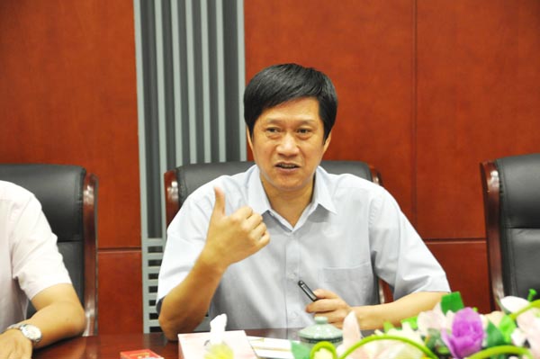 7.項義水董事長向考察團(tuán)介紹華億集團(tuán)發(fā)展?fàn)顩r.jpg