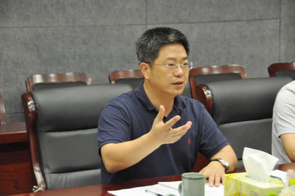 5.盧倉(cāng)報(bào)書記表示將支持華億做大做強(qiáng)，對(duì)華億的發(fā)展提出建議和希望.JPG