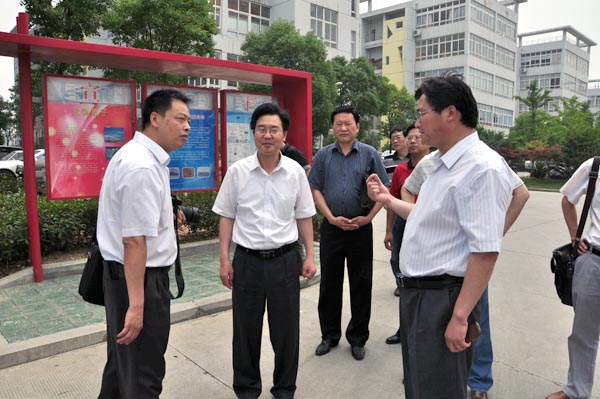 1.陳金?？偨?jīng)理正在向考察組一行作科技園項(xiàng)目介紹.jpg