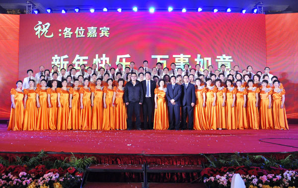 37華億集團領導和合唱團成員合影留戀.JPG